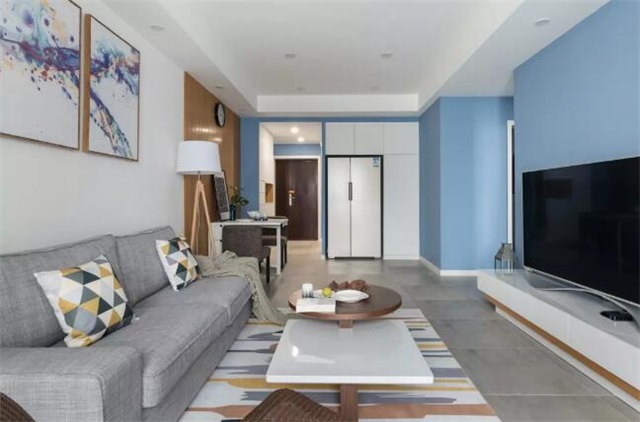 白色與灰藍色，內斂的美也能很時尚