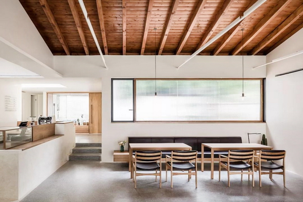 莫干山大樂之野庾村民宿，“大樂之野”的名字取自《山海經》中因眾神之戰而被天帝封印的美好極樂之地。白色是整個空間的主色調，搭配少許的灰色和金色，克制而不失明朗