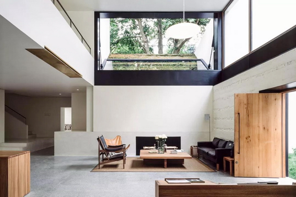 莫干山大樂之野庾村民宿，“大樂之野”的名字取自《山海經》中因眾神之戰而被天帝封印的美好極樂之地。白色是整個空間的主色調，搭配少許的灰色和金色，克制而不失明朗