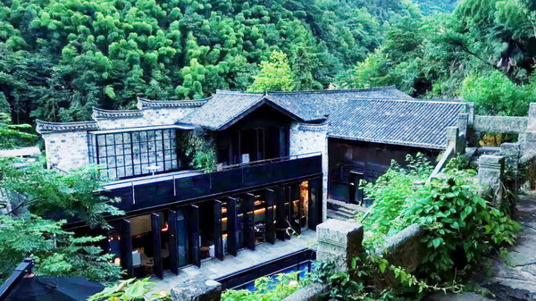 在不舍野馬嶺民宿中，中式家具被完好地繼承與發揚，客房的設計簡潔而有溫度，提供了舒適的生活體驗