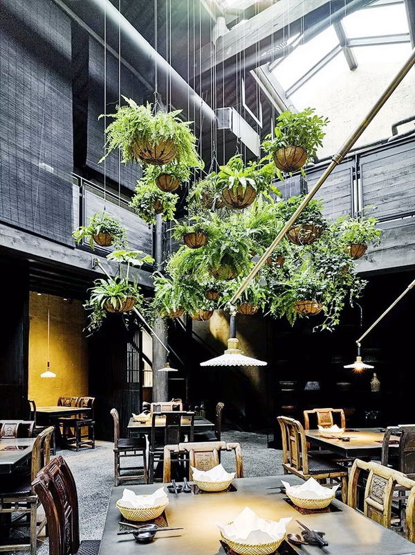 在不舍野馬嶺民宿中，中式家具被完好地繼承與發揚，客房的設計簡潔而有溫度，提供了舒適的生活體驗