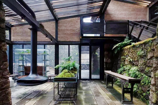 在不舍野馬嶺民宿中，中式家具被完好地繼承與發揚，客房的設計簡潔而有溫度，提供了舒適的生活體驗