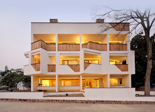 云見民宿室內選取的卵石、土布，現場設計、制作的家具陳設使用當地拆除的老木改制，使這些平面上看起來近似的客房在實際體驗中別具一格