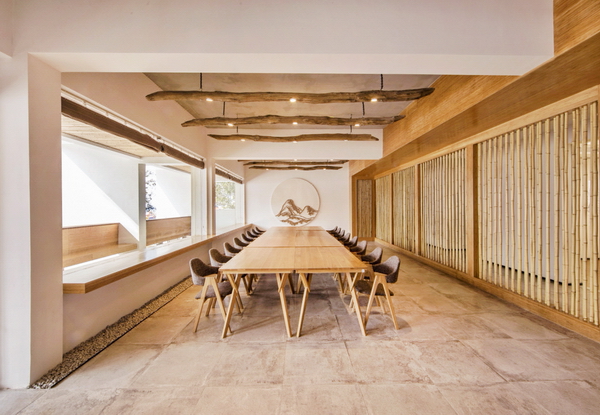 云見民宿室內選取的卵石、土布，現場設計、制作的家具陳設使用當地拆除的老木改制，使這些平面上看起來近似的客房在實際體驗中別具一格