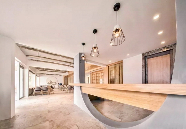 云見民宿室內選取的卵石、土布，現場設計、制作的家具陳設使用當地拆除的老木改制，使這些平面上看起來近似的客房在實際體驗中別具一格