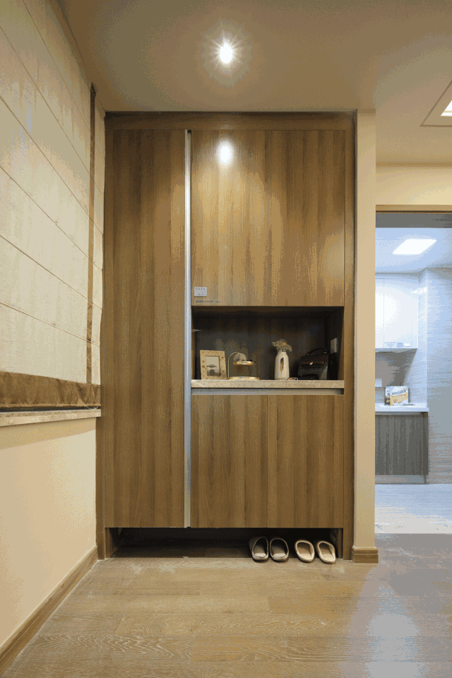 玄關雜物太多？教你用一扇柜門搞定