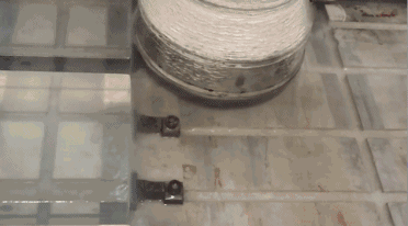 誰說玻璃磚過時了？人家不僅藝術感超強還能隔音